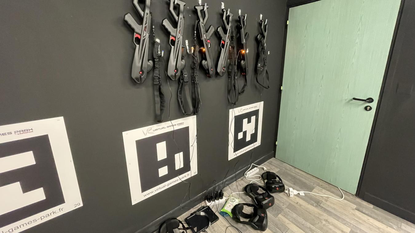 Les équipements de réalité virtuelle sont accrochés au mur.